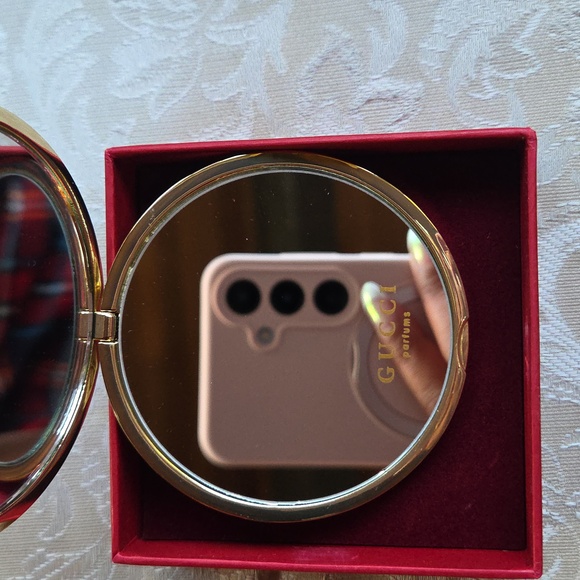 Gucci Gold Patterned Compact‎ - Picture 3 of 5